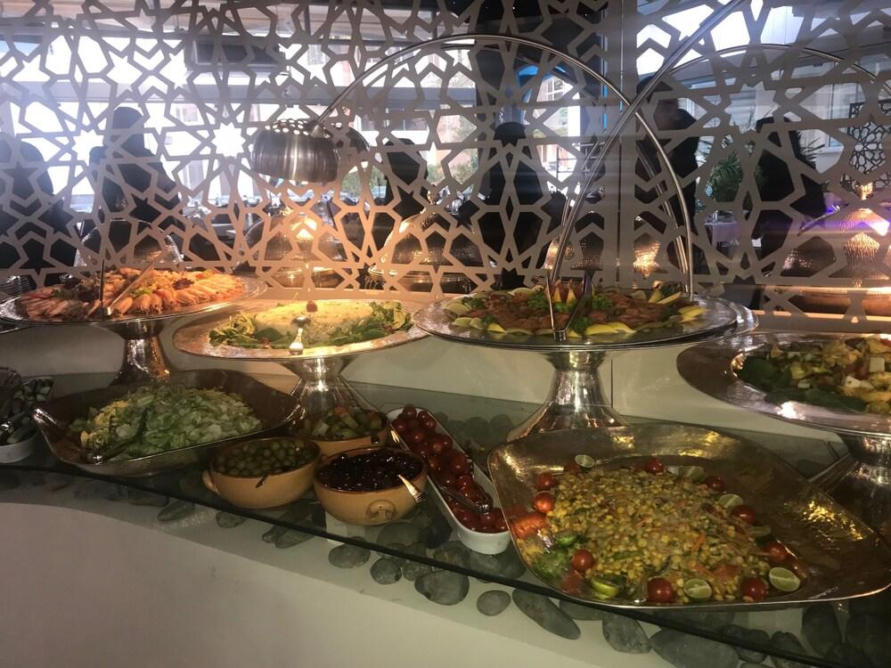 Carlton Al Moaibed Hotel Dammam Exterior foto A selection of meze at a restaurant in Nicosia, Cyprus