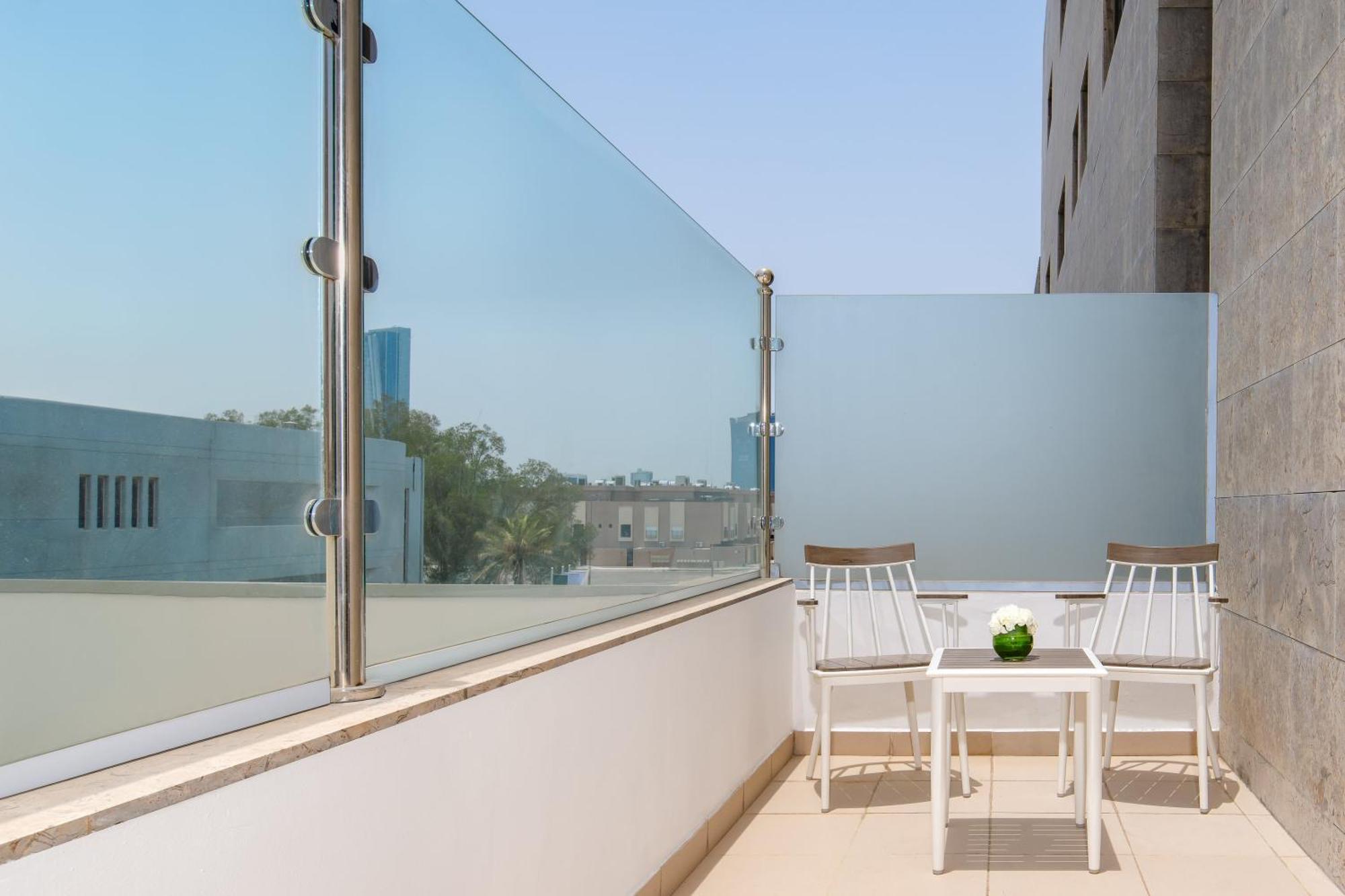 Carlton Al Moaibed Hotel Dammam Exterior foto A glass balustrade